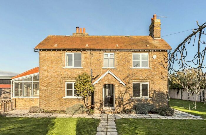 3 Bedroom Detached House To Rent In Halliford Road, Sunbury-On-Thames, TW16