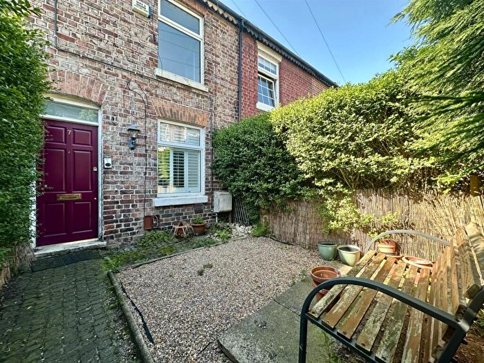 2 Bedroom House To Rent In Redbridge Grove, Manchester, M21