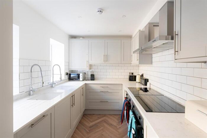 6 Bedroom House To Rent In Thicket Road, Bristol, BS16
