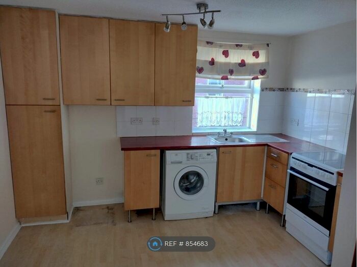 2 Bedroom Flat To Rent In Lesanne Court, Gloucester GL1