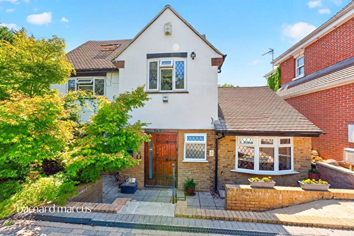 4 Bedroom Detached House For Sale In Barnet Road, Barnet, EN5