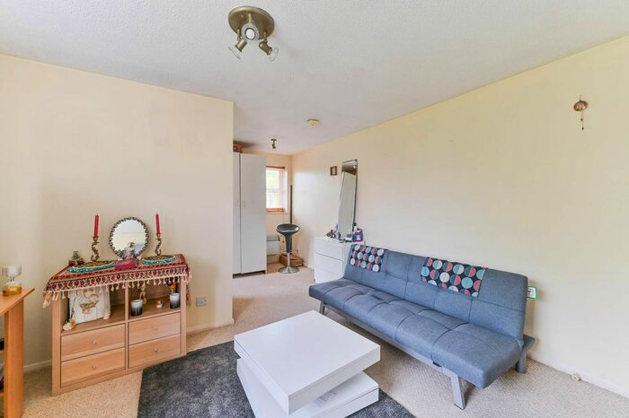 1 Bedroom Flat To Rent In Chipstead Close, Sutton, SM2
