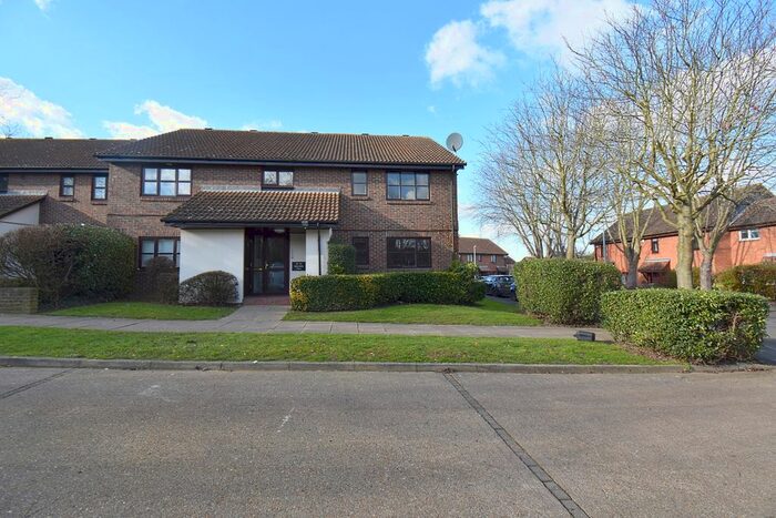 Studio To Rent In Sprucedale Close, Swanley BR8