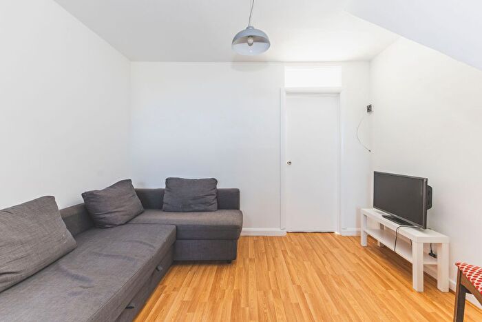 3 Bedroom Flat To Rent In Symington House, SE1