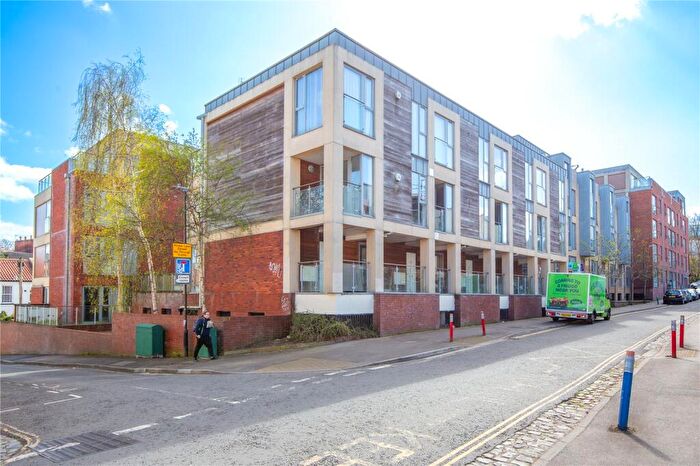 2 Bedroom Apartment For Sale In Armidale Place, Bristol, BS6