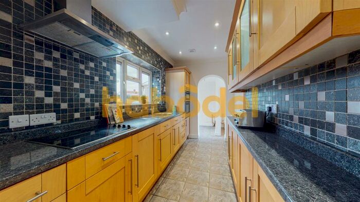 3 Bedroom Semi-Detached House To Rent In Shaftsbury Avenue, Woodlands, Doncaster, DN6