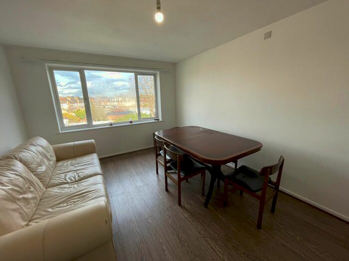 2 Bedroom Flat To Rent In Oakleigh Road South, London, N11