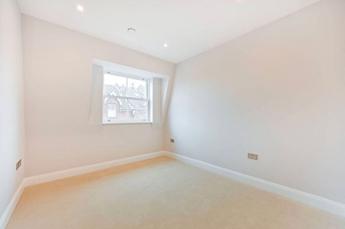 2 Bedroom Flat For Sale In Merton Road, South Wimbledon, London, SW19