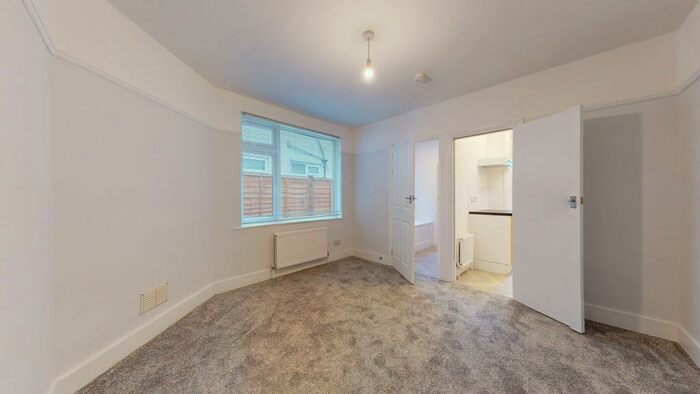 2 Bedroom Ground Flat To Rent In Squirrels Heath Lanes, RM2