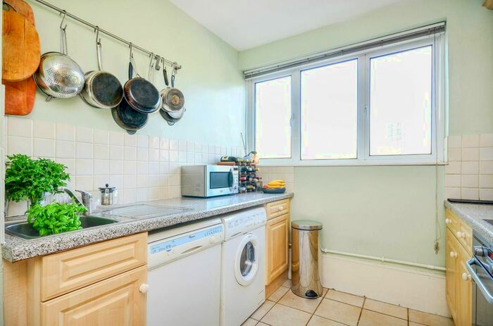 2 Bedroom Flat To Rent In Tavistock Road, Westbourne Park, London, W11