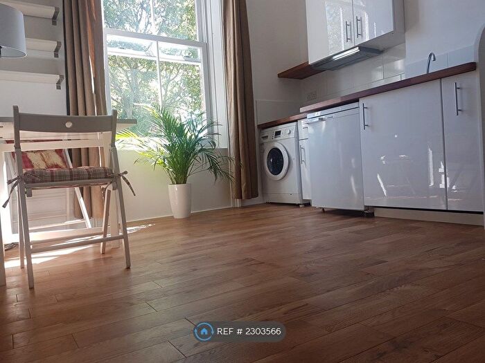 Studio To Rent In St Lawrence Terrace, London, W10