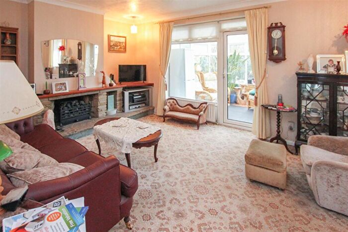 3 Bedroom Semi-Detached House For Sale In Walker Avenue, Fyfield, Ongar, CM5