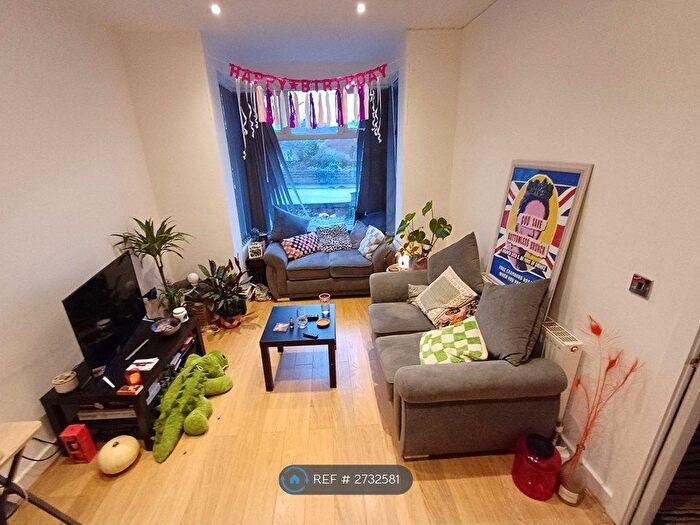 3 Bedroom Terraced House To Rent In Meanwood Road, Leeds, LS6