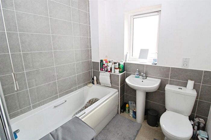 2 Bedroom End Of Terrace House For Sale In Twickenham Close, Hull, HU8