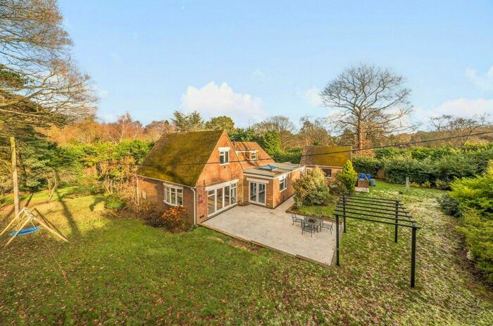 4 Bedroom Chalet For Sale In Gravelly Bottom Road, Kingswood, Maidstone, ME17