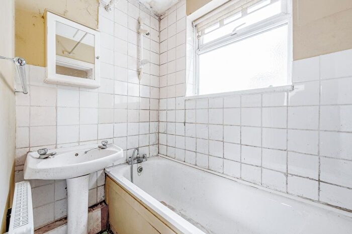 4 Bedroom Detached House For Sale In Spencer Road, Chiswick, London, W4