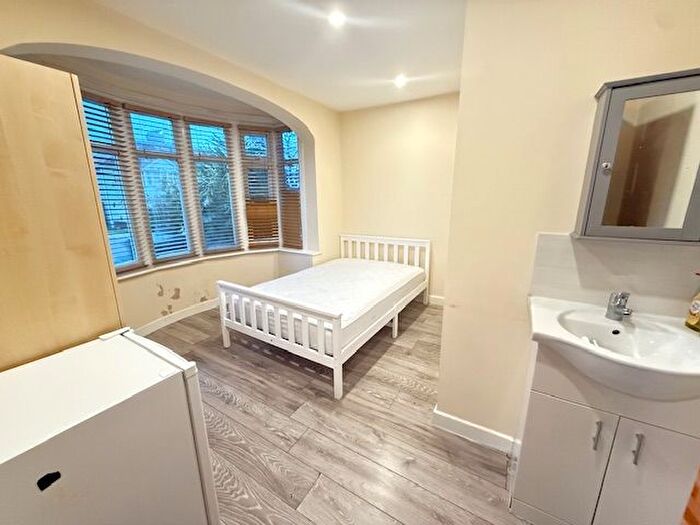 Studio To Rent In Rydal Crescent, Perivale, UB6
