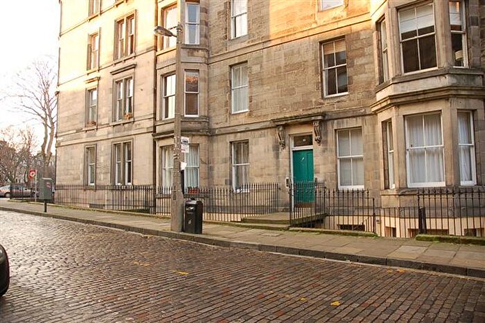 2 Bedroom Flat To Rent In Leslie Place, Edinburgh, EH4