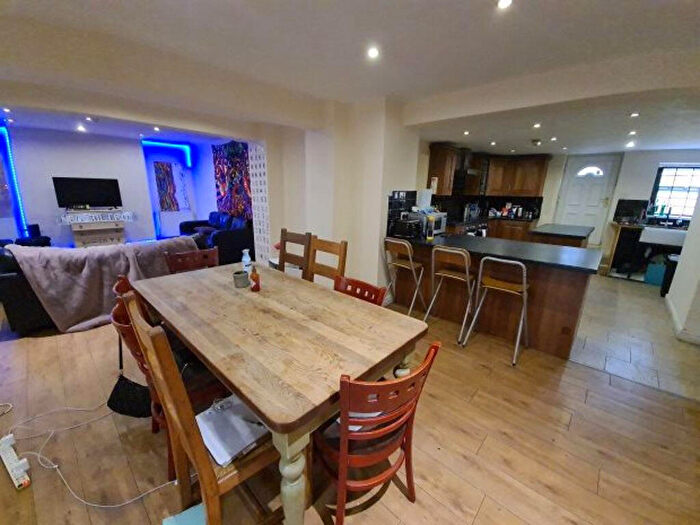 9 Bedroom House To Rent In Hyde Park Terrace, Leeds, LS6