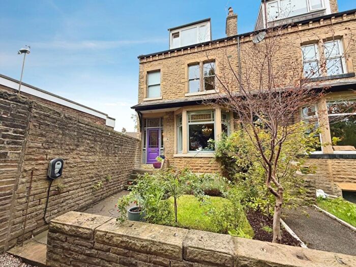 4 Bedroom End Of Terrace House For Sale In Park Grove, Shipley, BD18