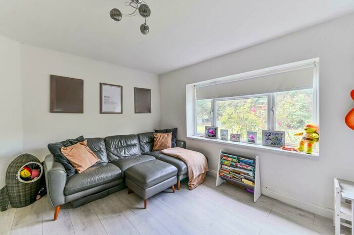 2 Bedroom Flat To Rent In Courtney Crescent, Carshalton Beeches, Carshalton, SM5