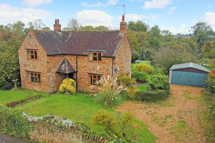 3 Bedroom Detached House For Sale In Westhorpe Lane, Byfield, Northamptonshire, NN11