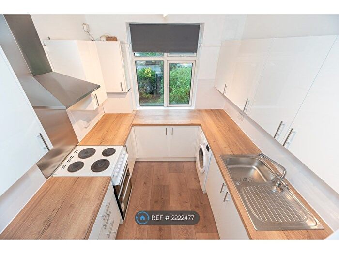 2 Bedroom Flat To Rent In Bushey Road, London, SW20