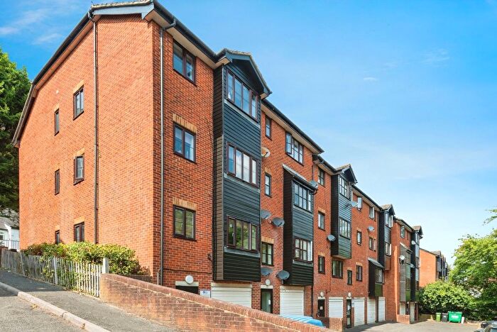 1 Bedroom Flat For Sale In Garlands Road, Redhill, Surrey, RH1
