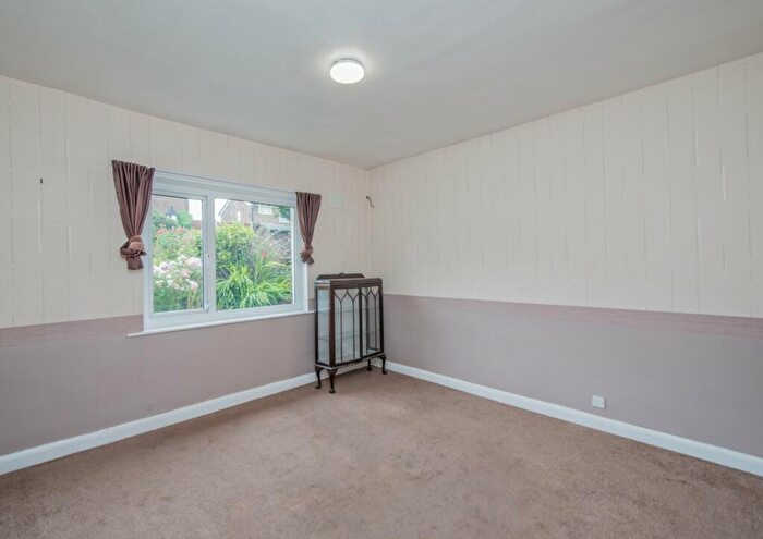 2 Bedroom Bungalow For Sale In Hunsworth Lane, Cleckheaton, West Yorkshire, BD19