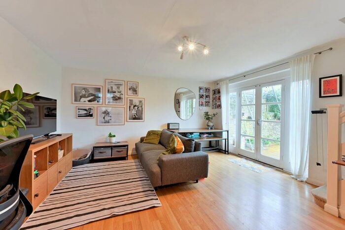 2 Bedroom Flat To Rent In Esmond Street, Putney, London, SW15