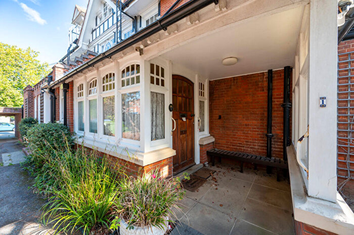 3 Bedroom Flat For Sale In Hamilton Gardens, Felixstowe, IP11