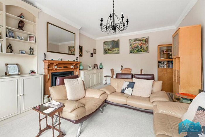2 Bedroom Apartment For Sale In Queens Avenue, London, N10
