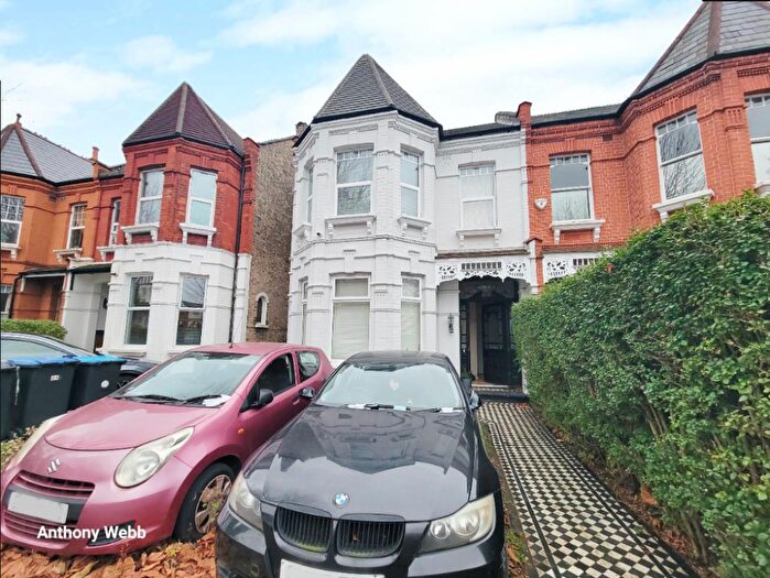 2 Bedroom Flat For Sale In Grovelands Road, Palmers Green, N13