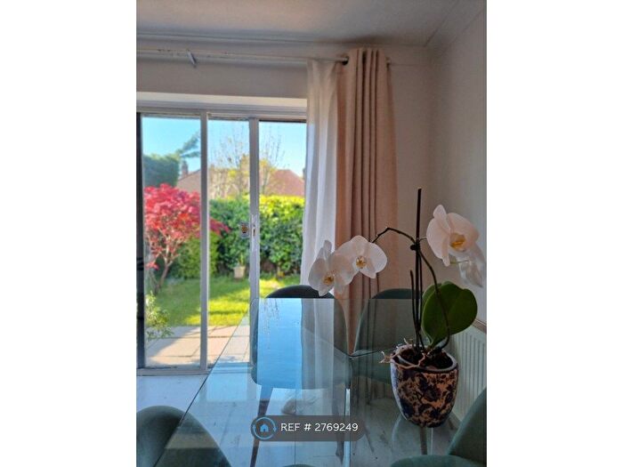 4 Bedroom Bungalow To Rent In Birch Grove, Potters Bar, EN6