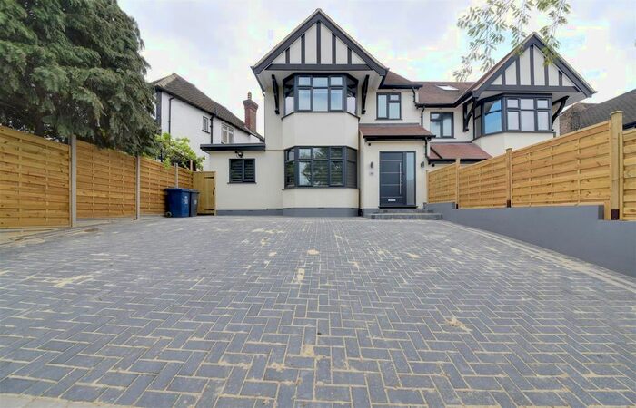 6 Bedroom Semi-Detached House To Rent In Westside, London, NW4