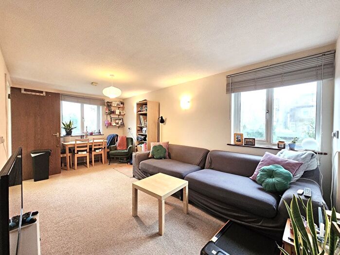 2 Bedroom Flat To Rent In Deanery Close, East Finchley, N2