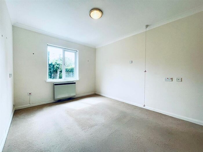 1 Bedroom Flat For Sale In Chelmsford Road, Shenfield, Brentwood, CM15