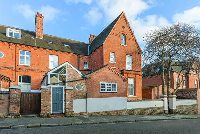 3 Bedroom Flat For Sale In Lenton Avenue, The Park, NG7