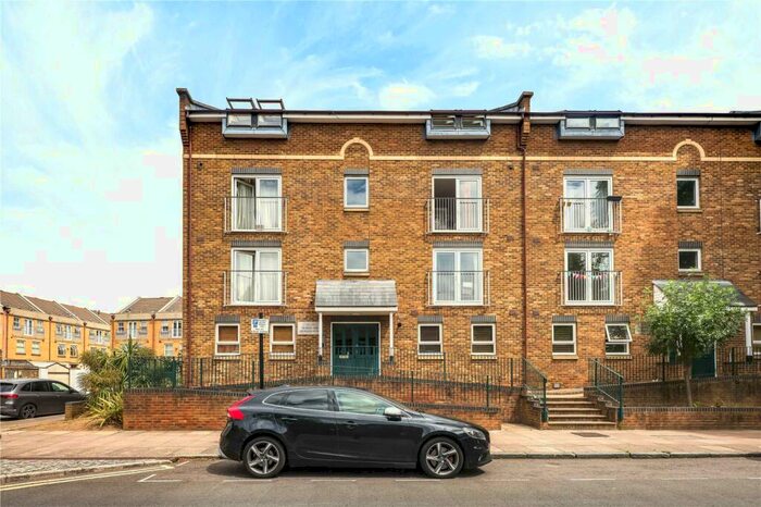 2 Bedroom Flat To Rent In Ferndown Lodge, Manchester Road, Isle Of Dogs, London, E14
