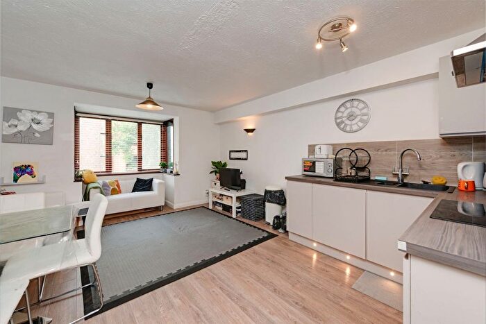 1 Bedroom Flat To Rent In Cotton Avenue, Acton, W3
