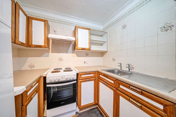1 Bedroom Flat To Rent In Beechwood Gardens, Caterham, CR3
