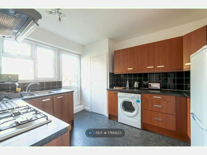 2 Bedroom Maisonette To Rent In Amesbury Avenue, Streatham Hill, SW2