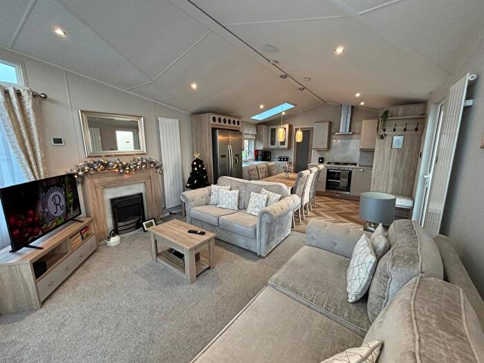 2 Bedroom Mobile Home For Sale In Skirlaugh, Hull, HU11