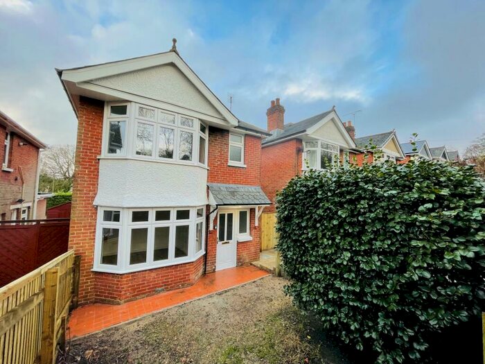 3 Bedroom House To Rent In Bitterne Road East, Southampton, SO18