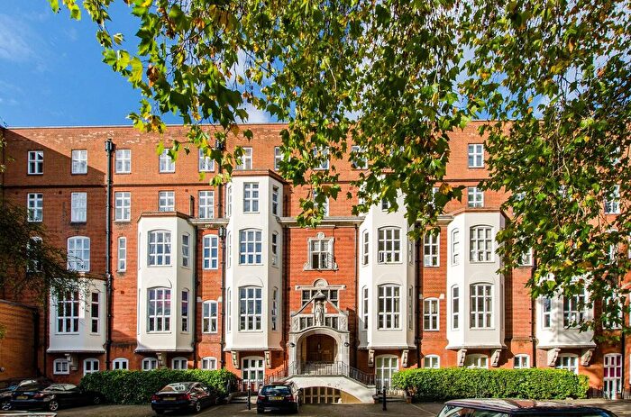 3 Bedroom Flat To Rent In Myatts Field, Camberwell, London, SE5