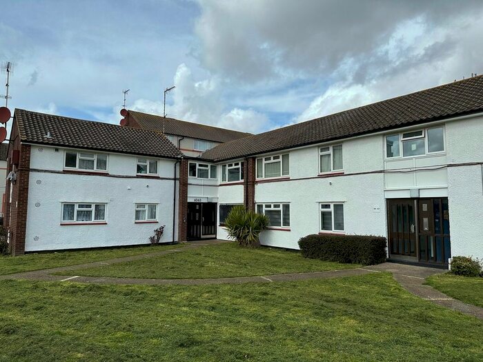 2 Bedroom Flat To Rent In Harlech Gardens, Hounslow, TW5