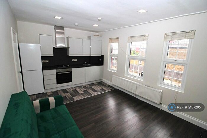 2 Bedroom Flat To Rent In Avondale Road, London, N15