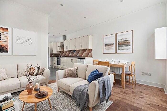 4 Bedroom Maisonette To Rent In Old York Road, Wandsworth, London, SW18