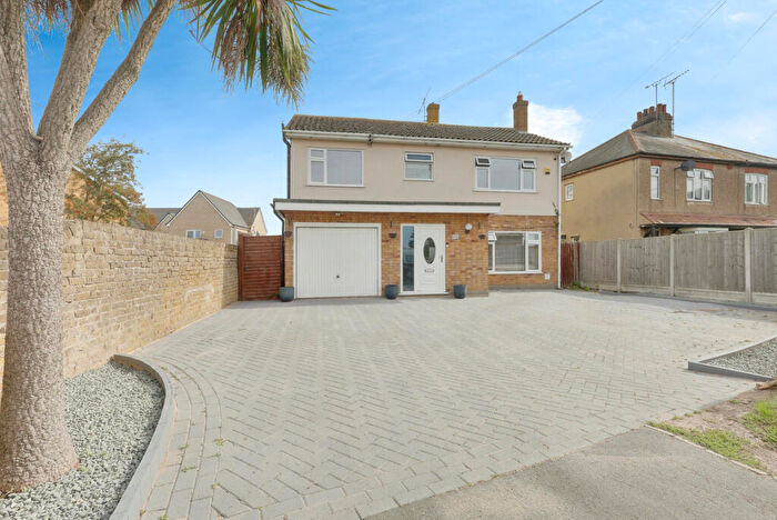 4 Bedroom Detached House For Sale In Little Wakering Road, Southend-on-sea, SS3