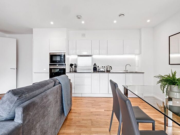 2 Bedroom Flat To Rent In Millharbour, Millwall, E14